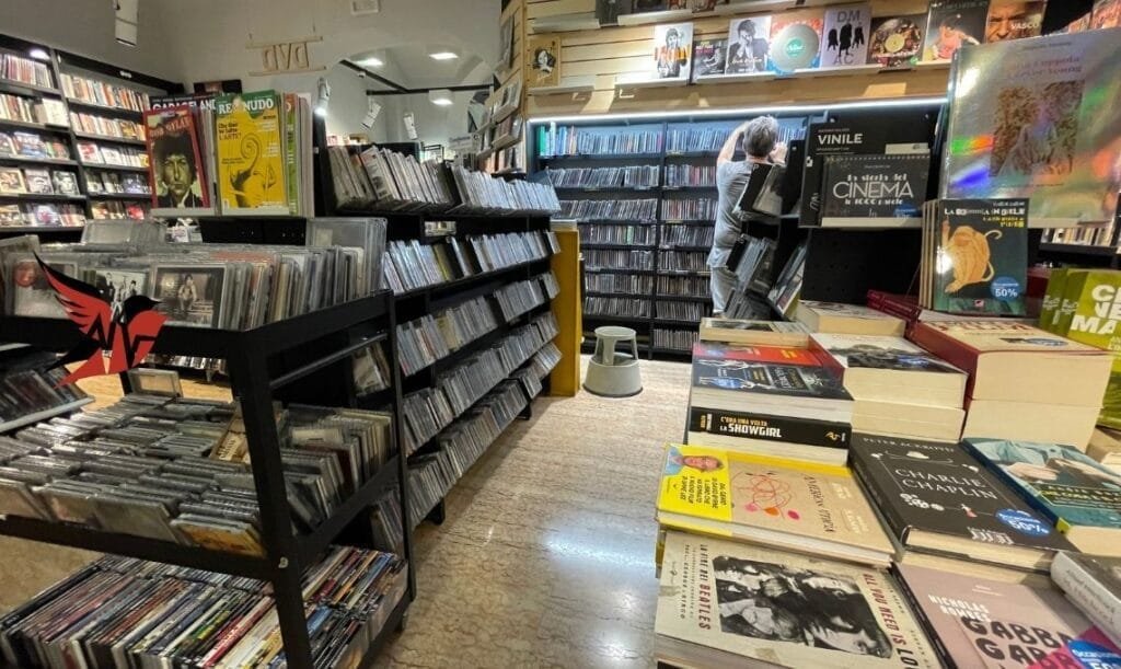 Libraccio Bologna - Vinil Shop Bologna - Italy - Travel 2 Concert