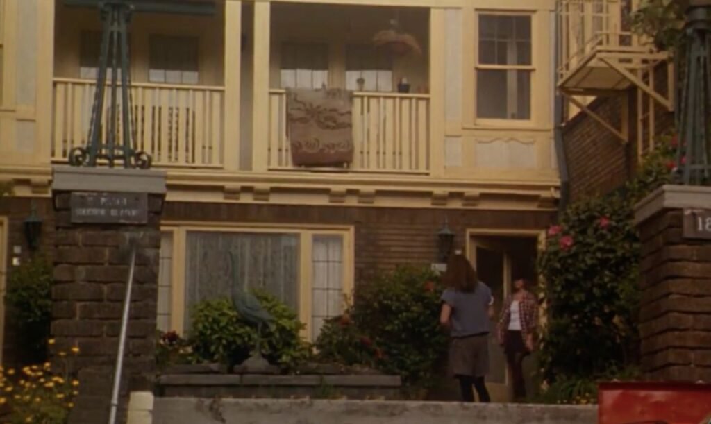 Singles Filming Location: Coryell Court Apartments in Seattle, USA - Travel 2 Concert