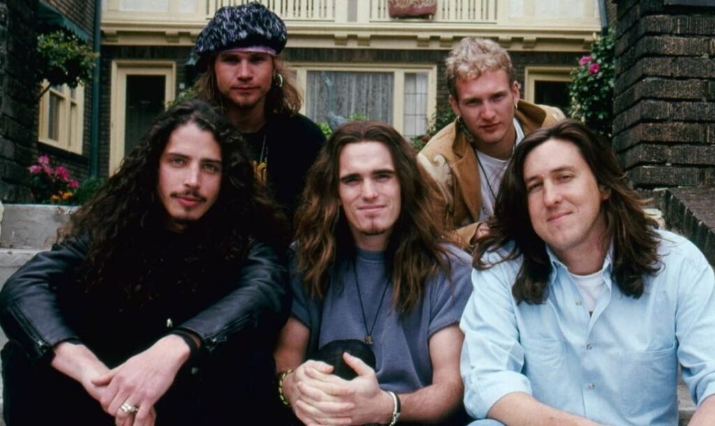 Singles Filming Location: Coryell Court Apartments in Seattle, USA - Travel 2 Concert