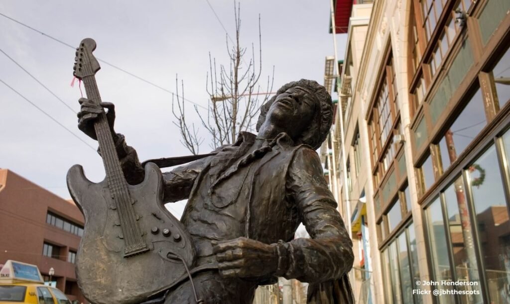 Jimi Hendrix Statue in Seattle, USA - Travel 2 Concert