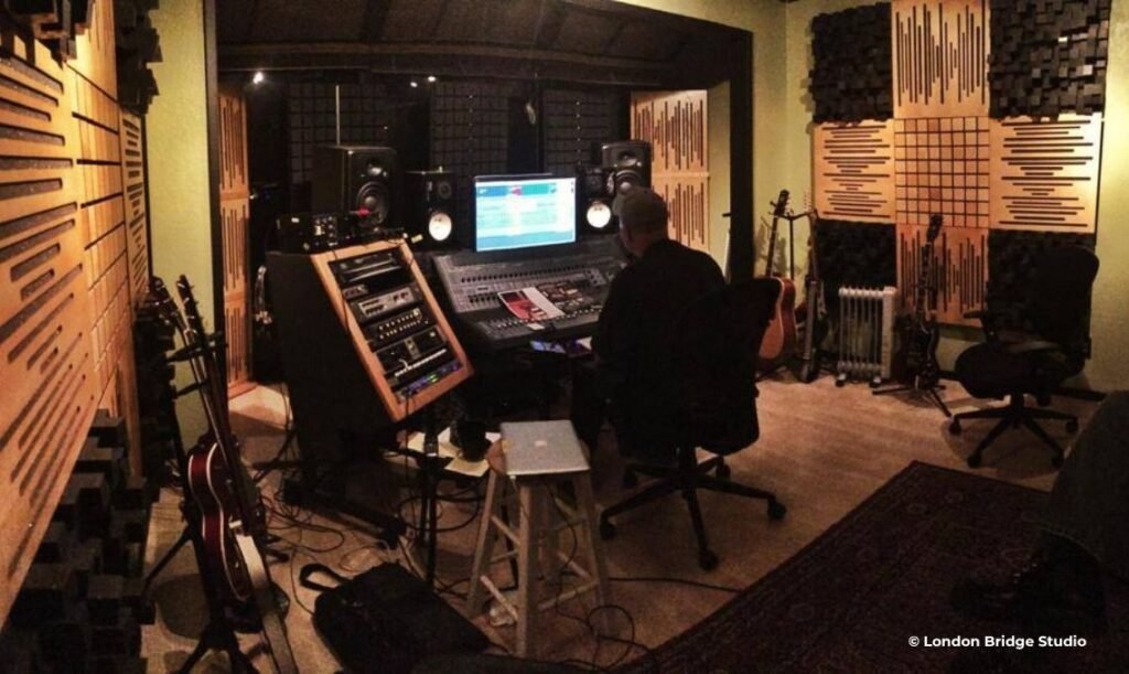 London Bridge Studio - Grunge Landmaks in Seattle, USA - Travel 2 concert