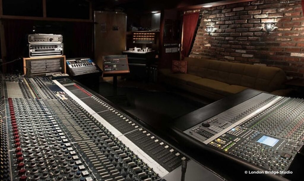 London Bridge Studio - Grunge Landmaks in Seattle, USA - Travel 2 concert